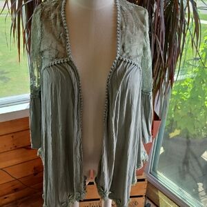 POL Delicate Lace Cardigan in Soft Green